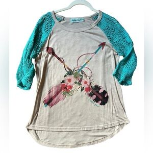 Southern Grace Arrows Feathers Laced 3/4 Sleeve Shirt Top Size Medium EUC